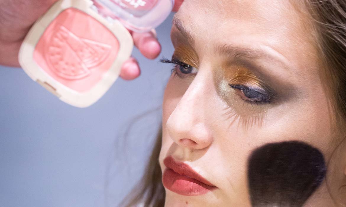 Piel muy natural, pómulos marcados, labios retro gracias a la gama Matte Crayon de L’Oréal Paris… Estamos enamoradas de esta tendencia de maquillaje Fashion Week